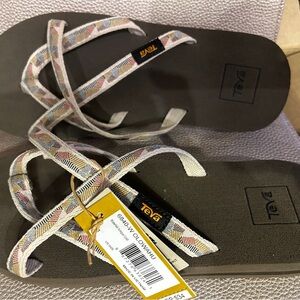 BNWT Women’s TEVA Sandal Olowahu size 8
